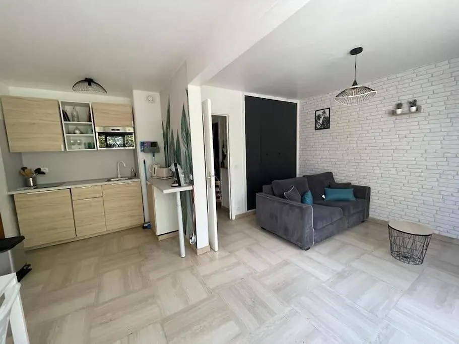 Apartment Grand Studio Dans Residence Avec Piscine Hyeres